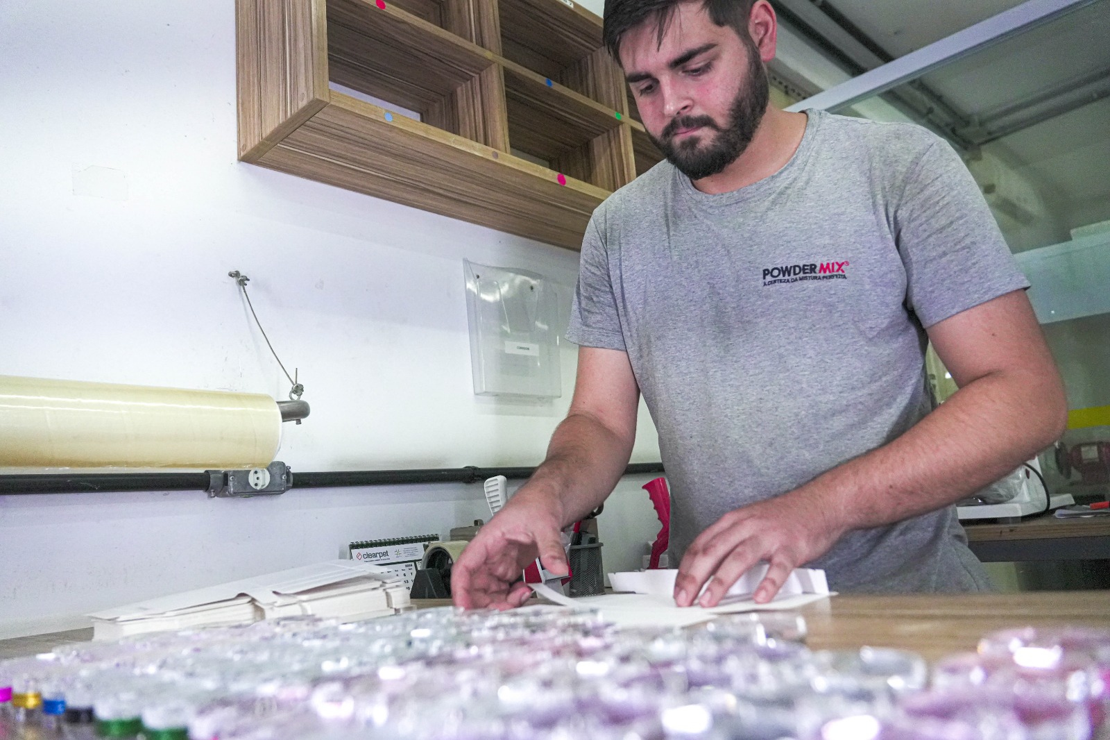 Funcionário Powdermix fazendo manutenção em equipamento